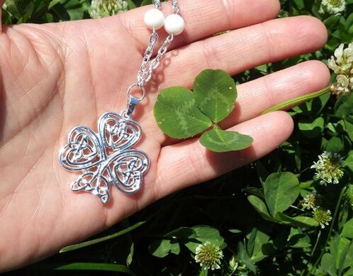 Clover amulet riipus